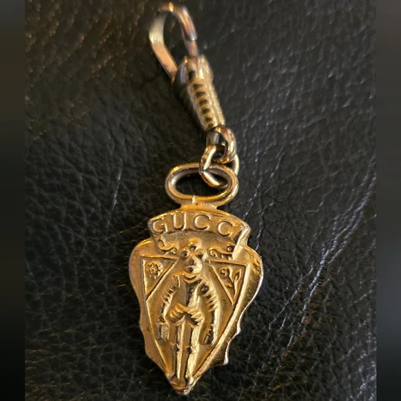 Gucci VINTAGE RARE Gold clip zipper pull charm 2" - Picture 2 of 7